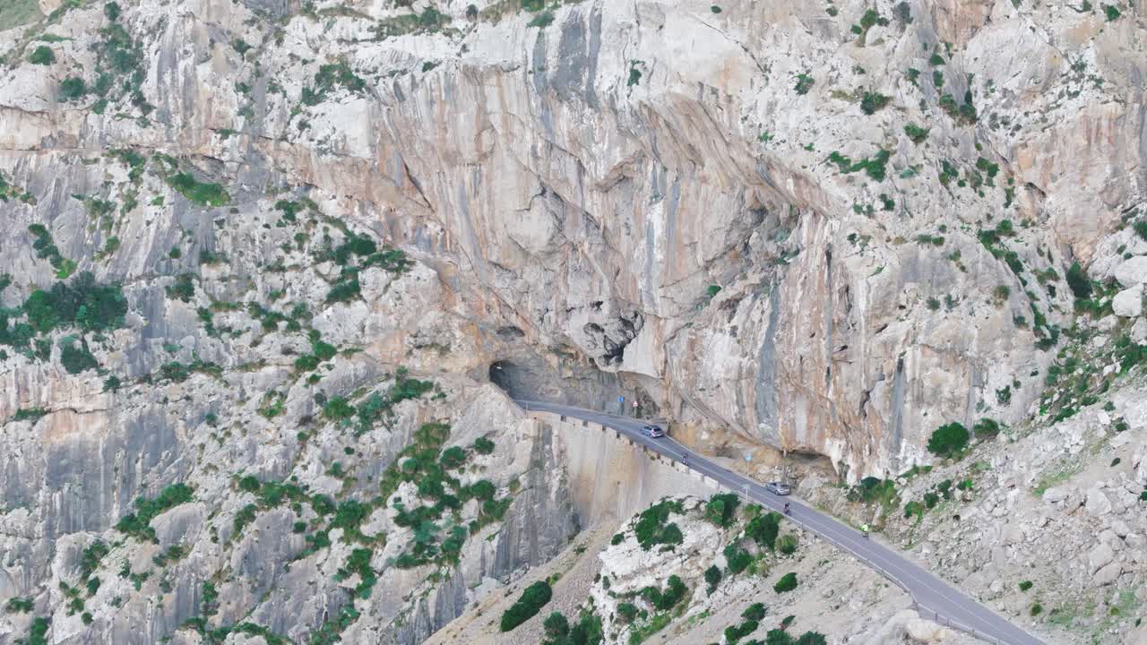 vista aérea, cámara siguiendo coches que conducen a través del túnel de la carretera de soller, mallorca