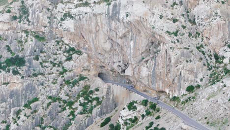 Vista-Aérea,-Cámara-Que-Sigue-A-Los-Coches-Que-Circulan-Por-El-Túnel-De-Carretera-De-Sóller,-Mallorca