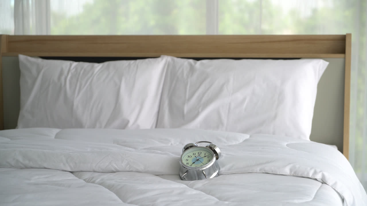 침실에 침대 장식에 흰색 편안한 베개