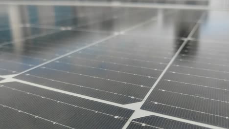 Se-Instalan-Paneles-Solares-En-El-área-Del-Techo-Del-Edificio-Para-Recolectar-Energía-Solar-Y-Convertirla-En-Electricidad-Para-Uso-Diario.