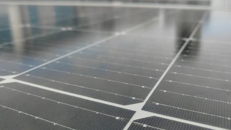 los paneles solares se instalan en la zona del techo del edificio para recolectar energía solar y convertirla en electricidad para uso diario