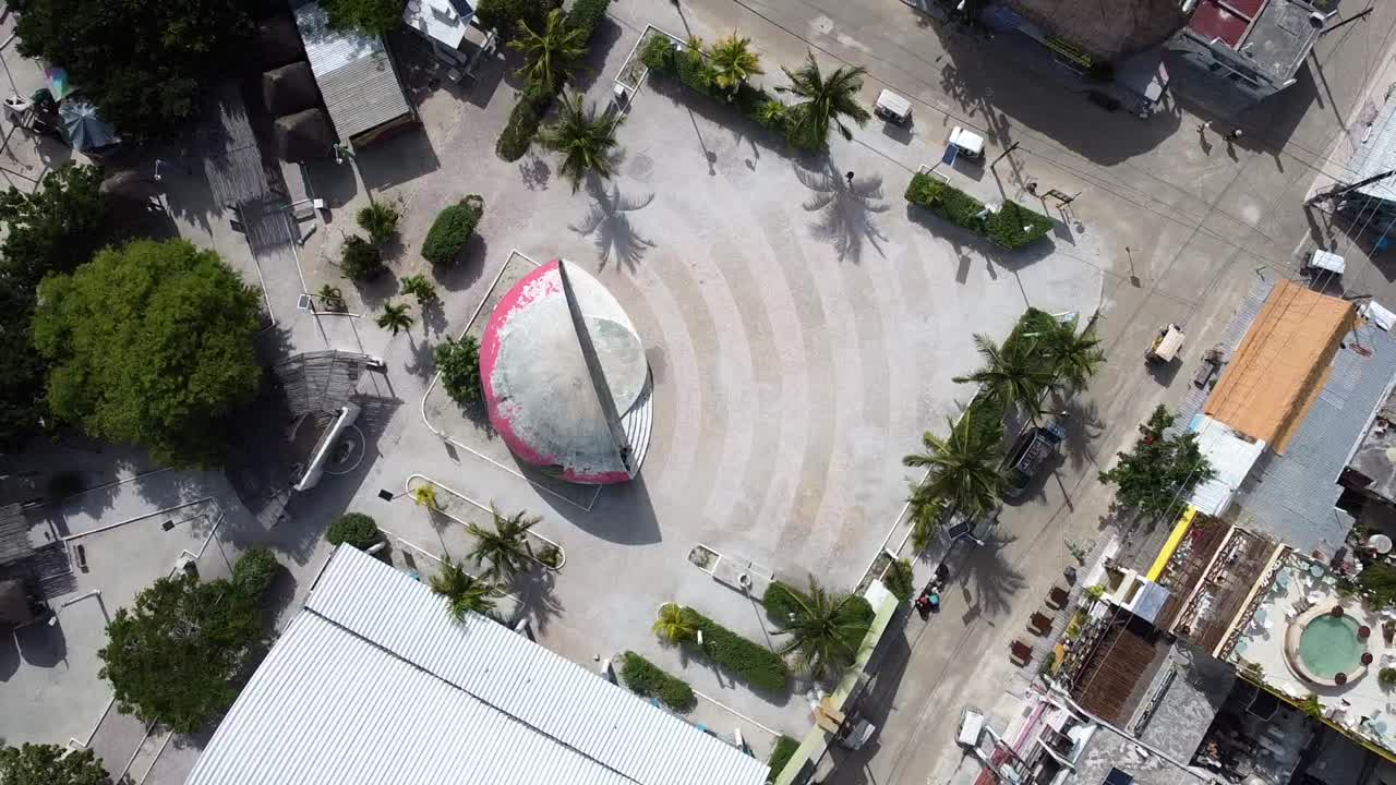 vista aérea de una cúpula en la plaza principal de un pequeño pueblo en méxico