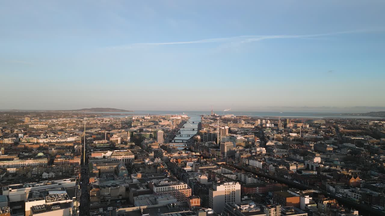 골든 아워 동안 더블린 도시를 날아다니는 - 4k 영화 드론 영상 - 더블린 - 아일랜드