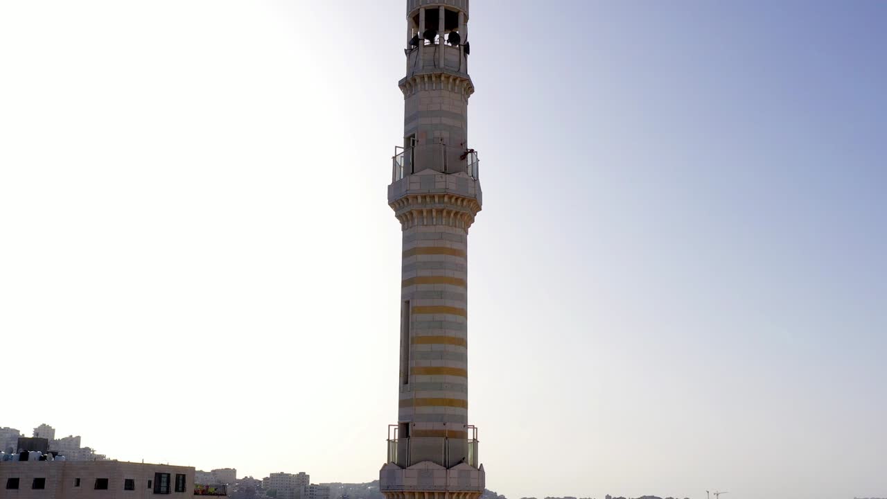 minarete de la torre de la mezquita en el campamento de refugiados de anata, en el cielo azul de jerusalén-aérea