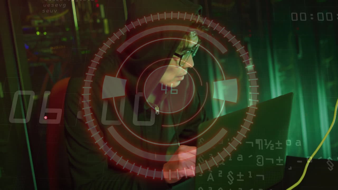 animación de procesamiento de datos y diagramas sobre hacker masculino asiático en la sala de servidores