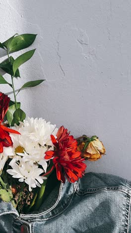 flores en una chaqueta de denim
