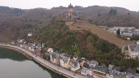 Alta-Vista-De-Pájaro-Sobre-El-Río-Mosel-Y-El-Castillo-En-La-Montaña-Junto-A-La-Ciudad-De-Cochem-En-Rheinland-Palatinado-Alemania