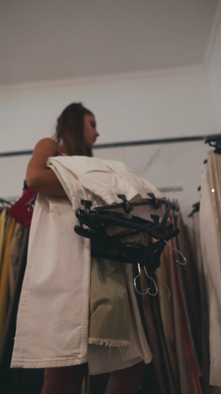 kvinde, der køber tøj