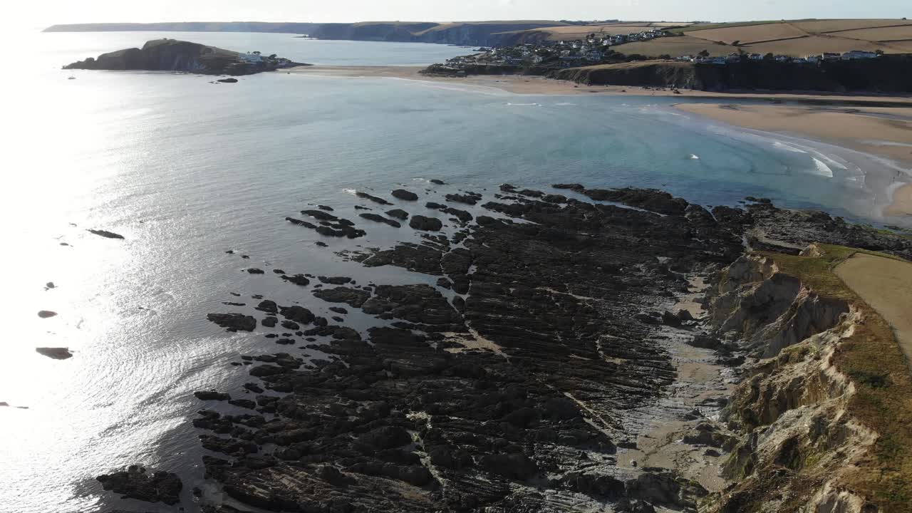 inclinación hacia arriba hacia la línea costera al atardecer