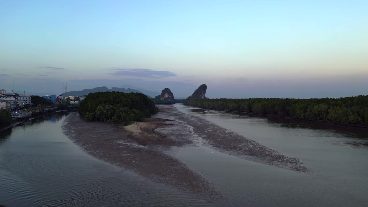 el río del manglar de la noche krabi tailandia