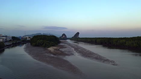 el río del manglar de la noche krabi tailandia