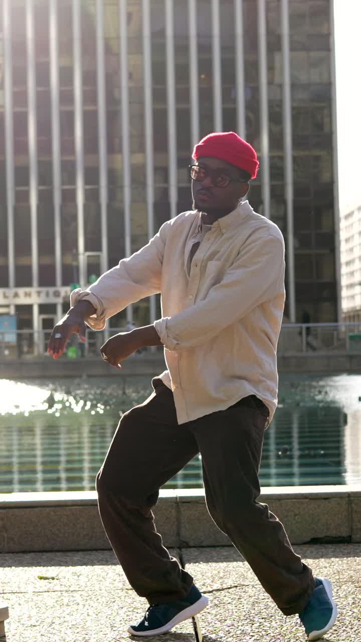 Uomo che balla in un ambiente urbano