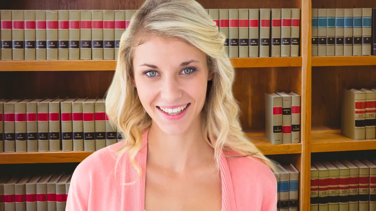 animación de una mujer caucásica feliz leyendo un libro sobre la biblioteca