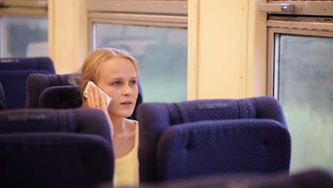 Mujer-Hablando-Por-Teléfono-En-El-Tren