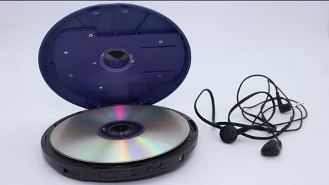 Reproductor-De-Cd-Vintage-Con-Auriculares-Aislado-Sobre-Fondo-Blanco.