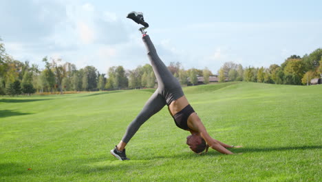 mujer entrenando al aire libre