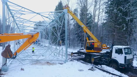 instalación de energía eléctrica, maquinaria pesada que trabaja en líneas de transmisión