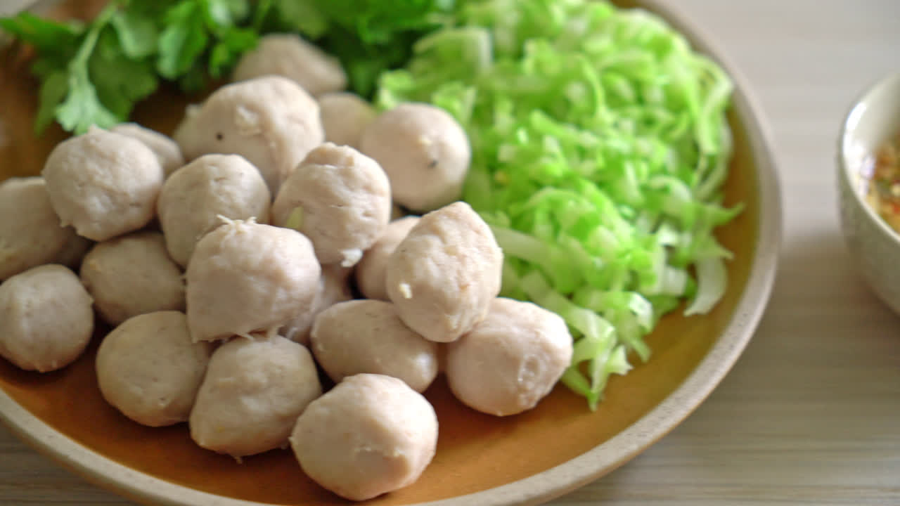 신선한 야채와 매콤한 디핑 소스를 곁들인 돼지고기 미트볼