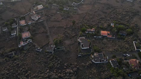 dron volando sobre un pueblo rural cubierto de ceniza volcánica en la isla de la palma