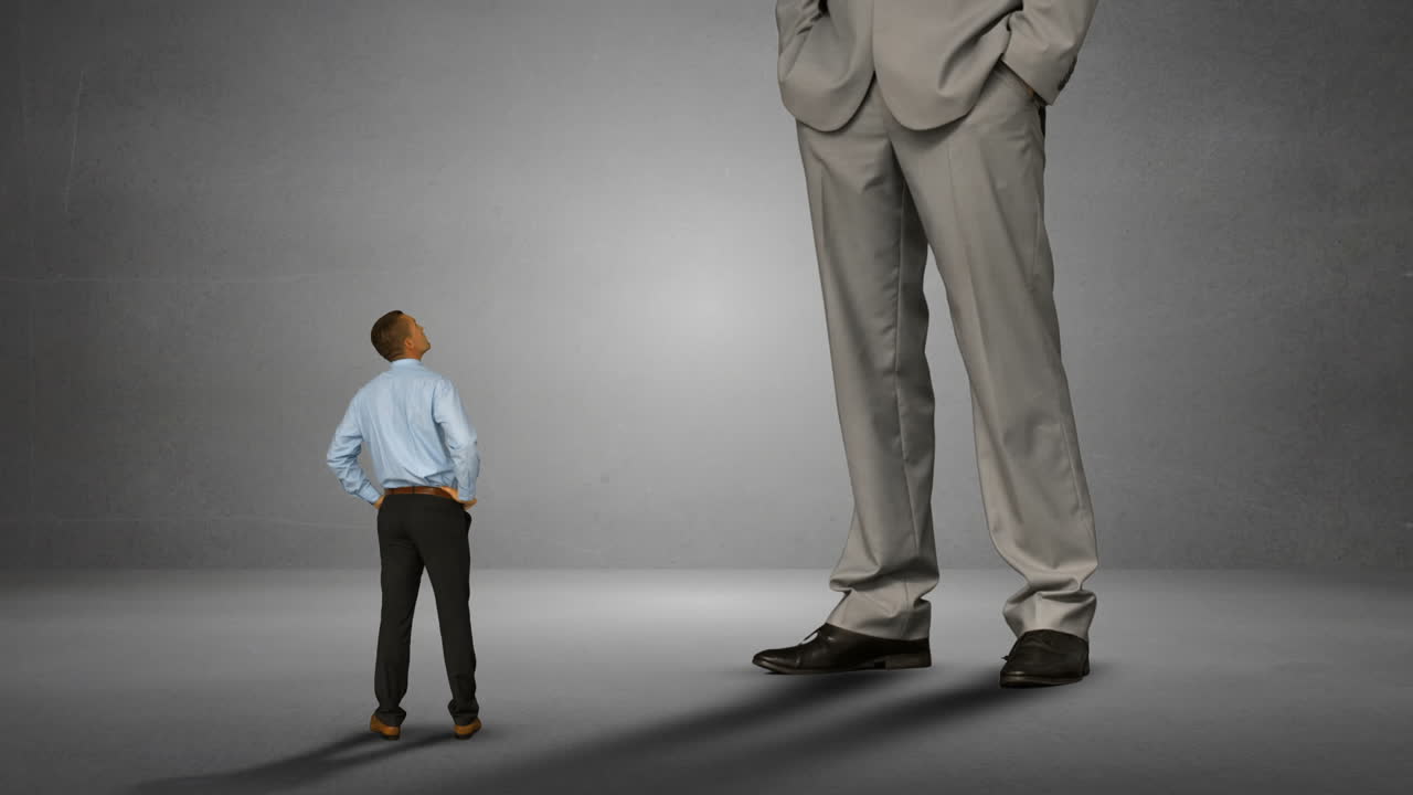 거대한 보스를 바라보는 사업가