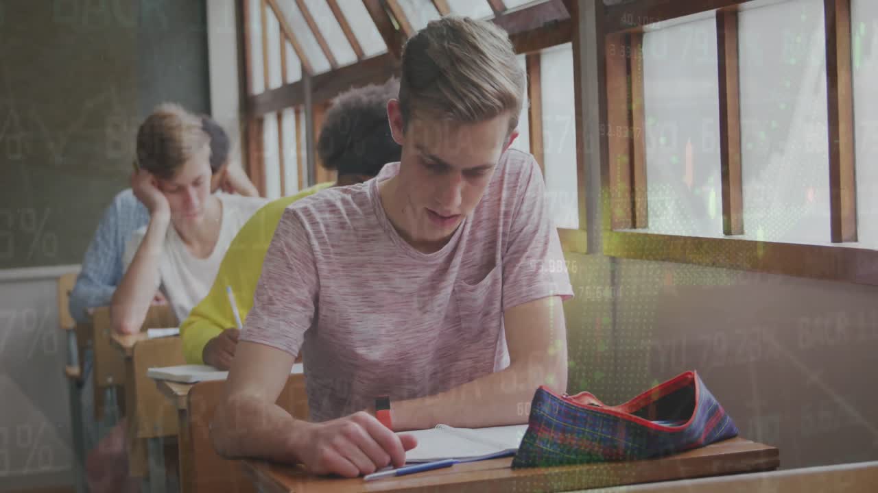 Animasjon av tradingtavle og graf som beveger seg over kaukasisk tenåringsgutt som studerer i klasserommet