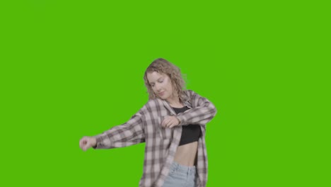 Studioaufnahme-Einer-Jungen-Frau,-Die-Spaß-Beim-Tanzen-Gegen-Green-Screen-Hat-5