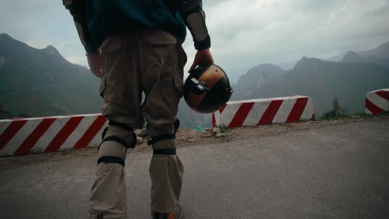 슬로우 모션, 하장 루프에서 길을 걷고 있는 바이커