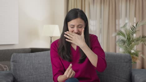 Mujer-India-Tomando-Medicamentos-Para-El-Dolor-De-Cabeza