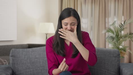 mujer india tomando medicina para el dolor de cabeza