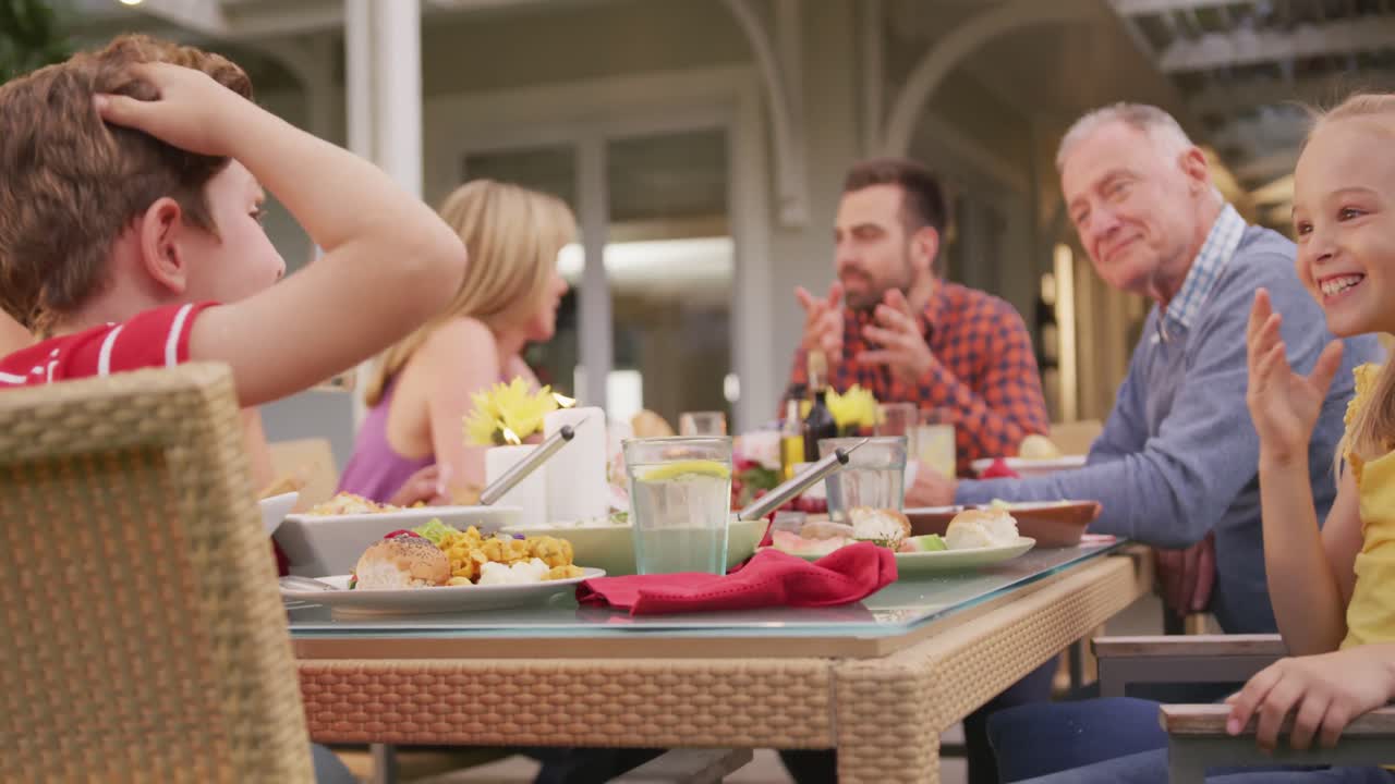 밖에서 동생의 귀에 속삭이는 여동생들