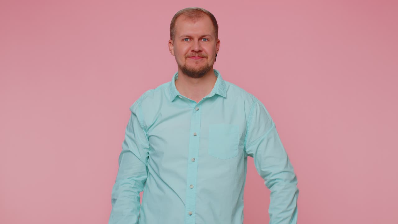 hombre sonriendo emocionado y apuntando a la cámara eligiendo el afortunado ganador de la lotería indicando a impresionante usted