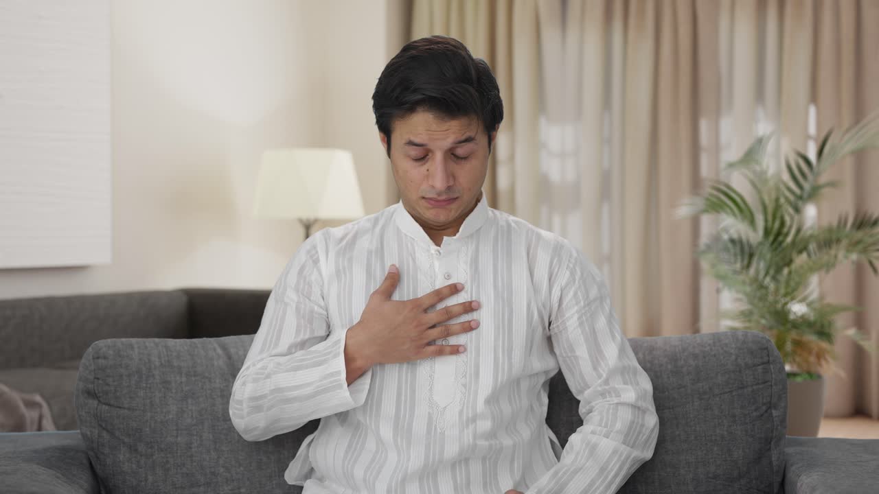 hombre indio enfermo con acidez