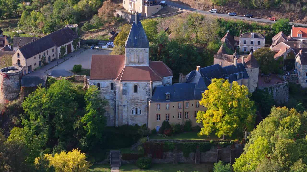 Veduta aerea del villaggio di Gargilesse e del suo castello, Francia