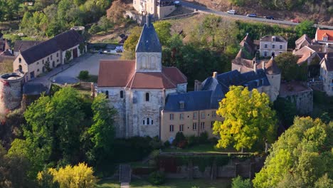 Vista-Aérea-Del-Pueblo-De-Gargilesse-Y-Su-Castillo,-Francia.