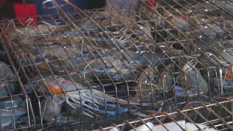 Lebende-Frische,-Rohe-Flussgarnelen-Im-Käfig-Mit-Salz,-Bereit-Zum-Kochen-Auf-Dem-Thailändischen-Fischmarkt