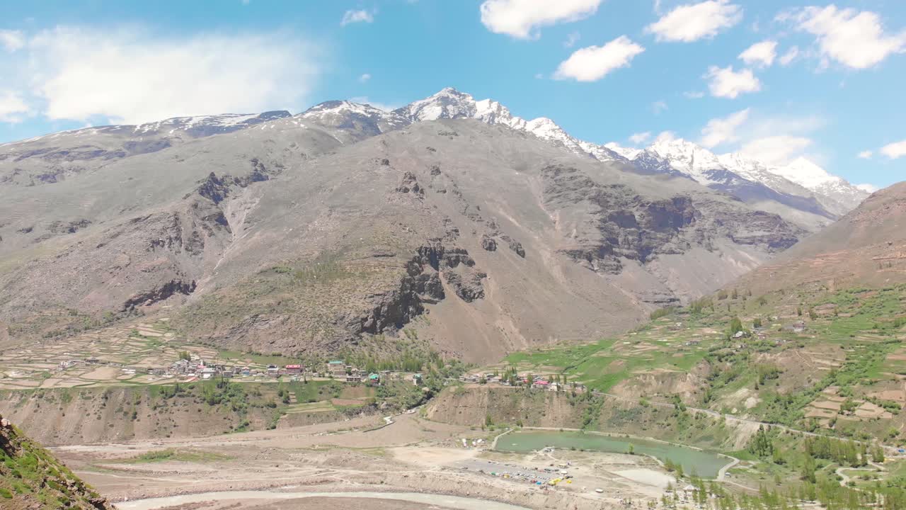 hermosa vista de las poderosas montañas del área de lahaul en himachal