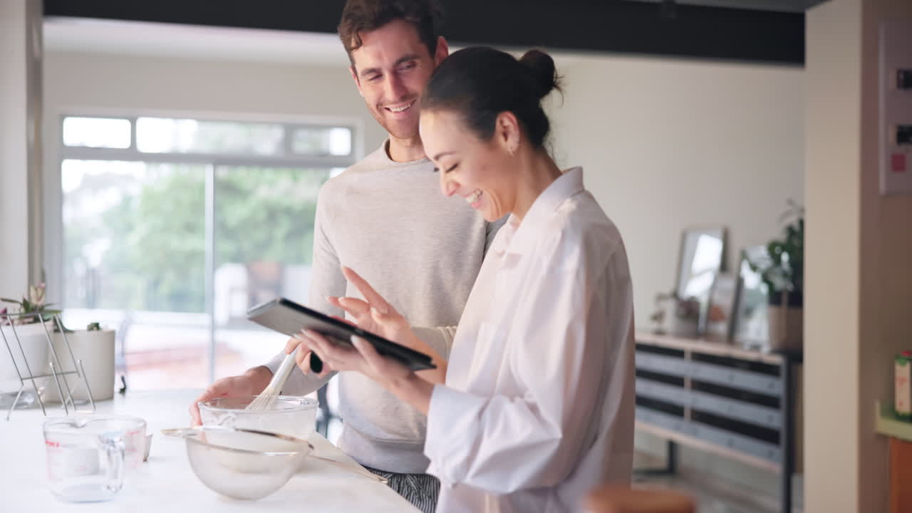 tableta, cocina o pareja aprendiendo una receta