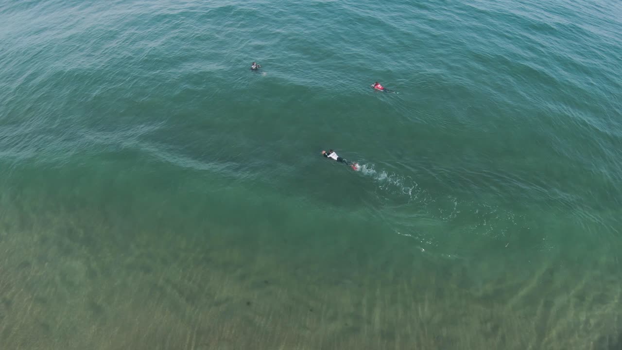 과거를 헤엄치는 롤링 웨이브와 보디보더의 슬로우 모션 공중