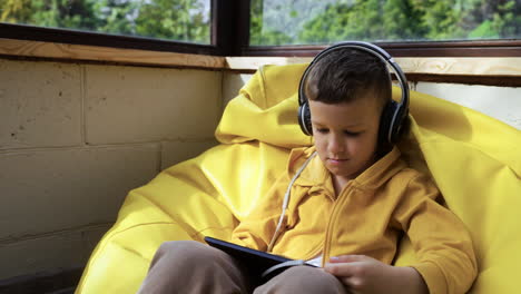 Niño-Sentado-En-Un-Hassock