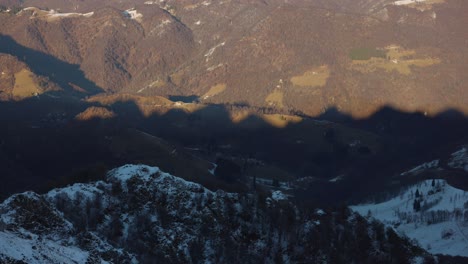 Paisaje-Montañoso-Nevado-A-La-Luz-Del-Sol-De-La-Mañana-Con-El-Fondo-En-La-Sombra,-Inclinado-Hacia-Arriba