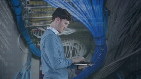 animación de procesamiento de datos y hombre de negocios caucásico usando computadora portátil sobre servidor