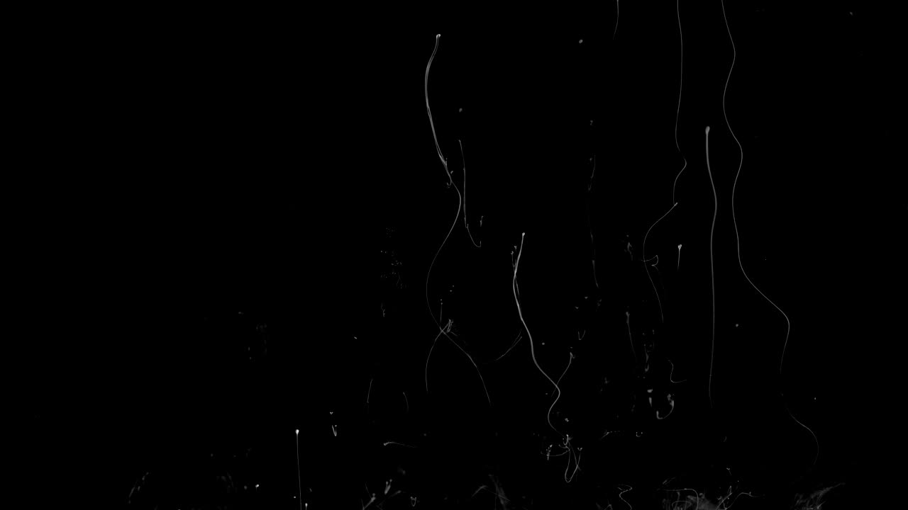 efecto de tinta blanca en el agua filmado en fondo negro. tinta abstracta creando formaciones de nubes maravillosamente únicas. filmado en 4k