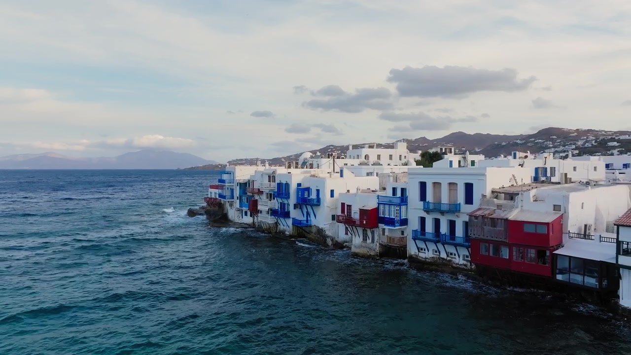 Pequena Veneza na ilha de Mykonos, casas tradicionais caiadas de branco na costa do Mar Egeu, vista aérea