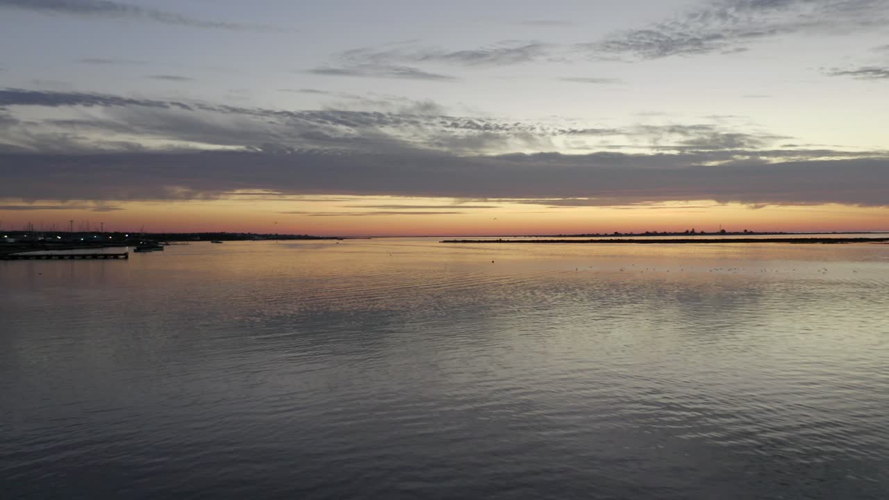 hermosa puesta de sol sobre el océano con gaviotas volando y el cielo en llamas desde la puesta del sol