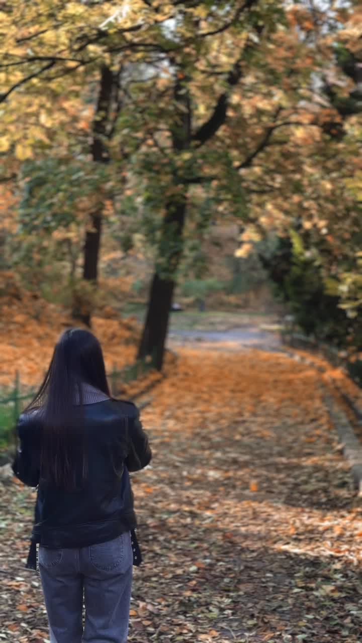 가 공원에서 산책하는 여자