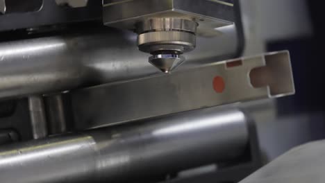 corte con láser y gas de metal, tecnología industrial moderna.