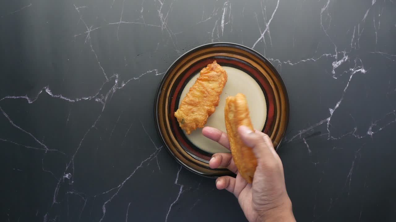 comida frita en el plato siendo recogida