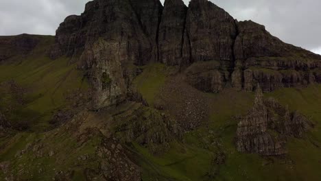 El-Viejo-De-Storr-Por-Drone,-Isla-De-Skye,-Escocia