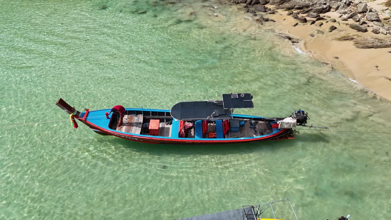 투르코이즈색 만 에 있는 롱테일 보트