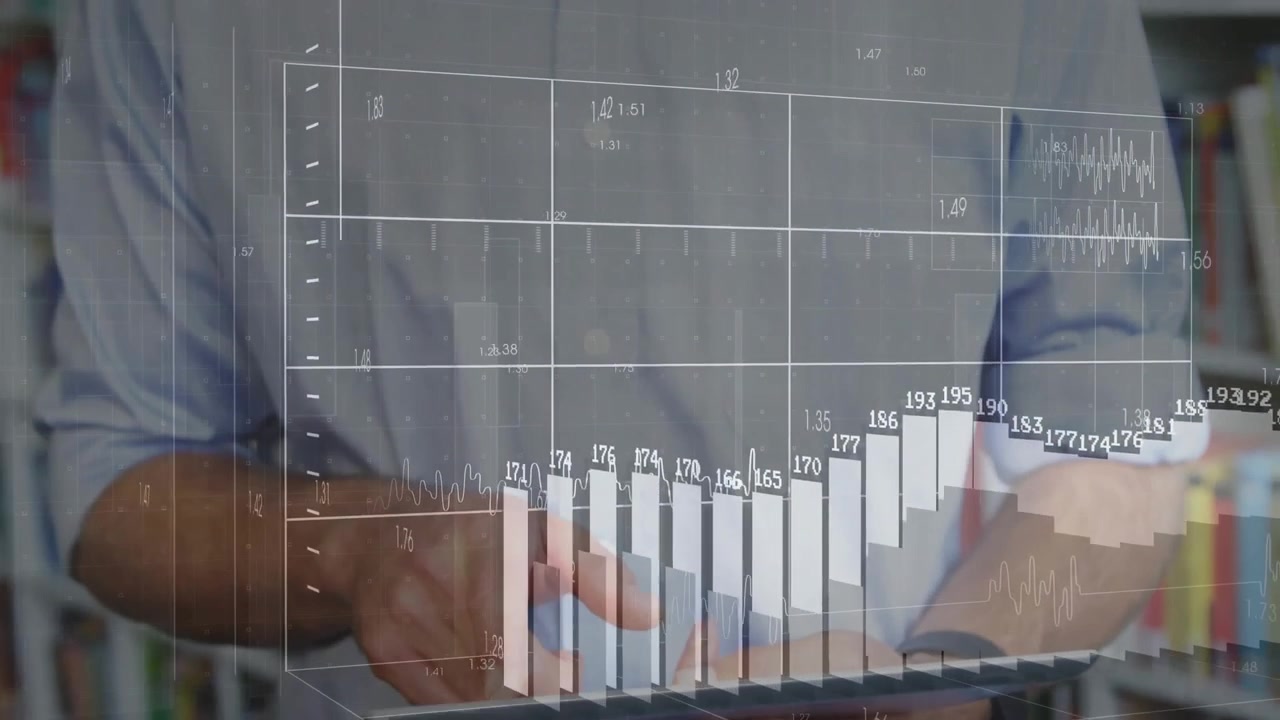 Mand tapper på tabletskærm og aktiverer holografisk teknologioverlejring med voksende analyse-søjlediagram